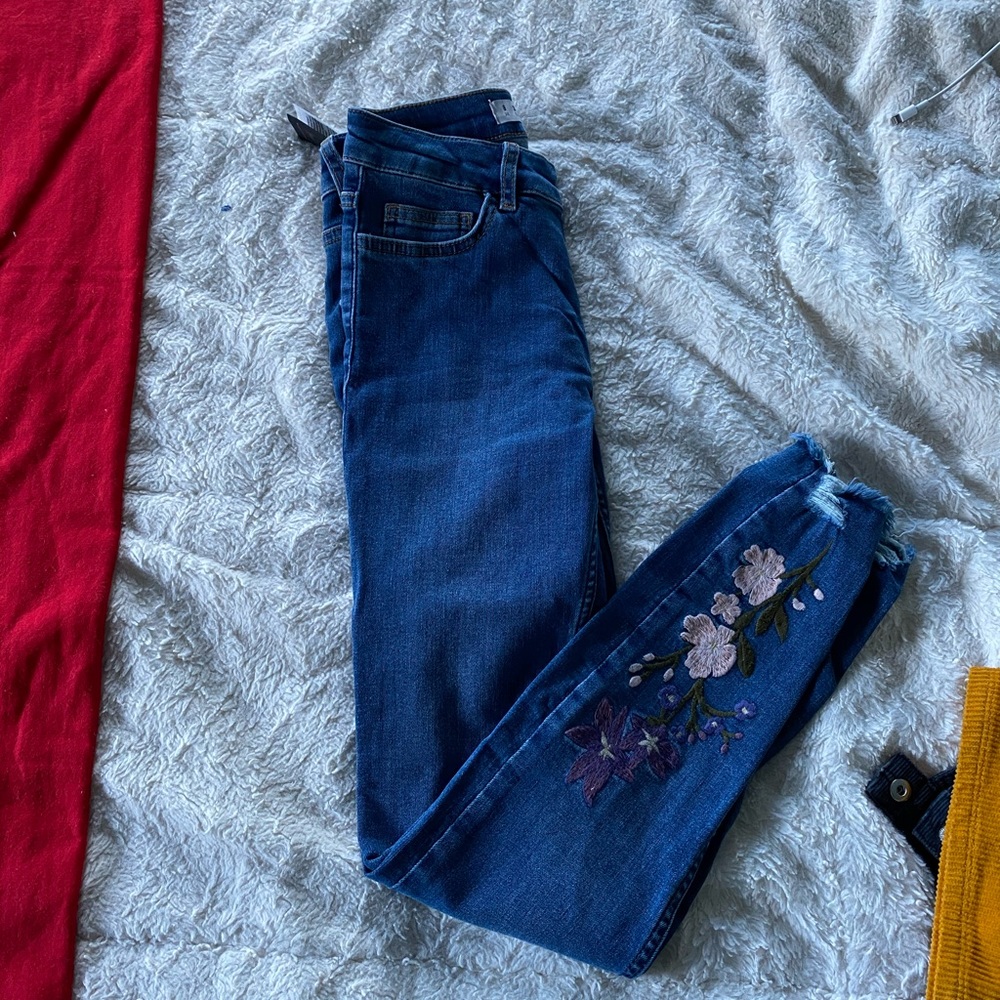 Flower embroidered skinny jeans